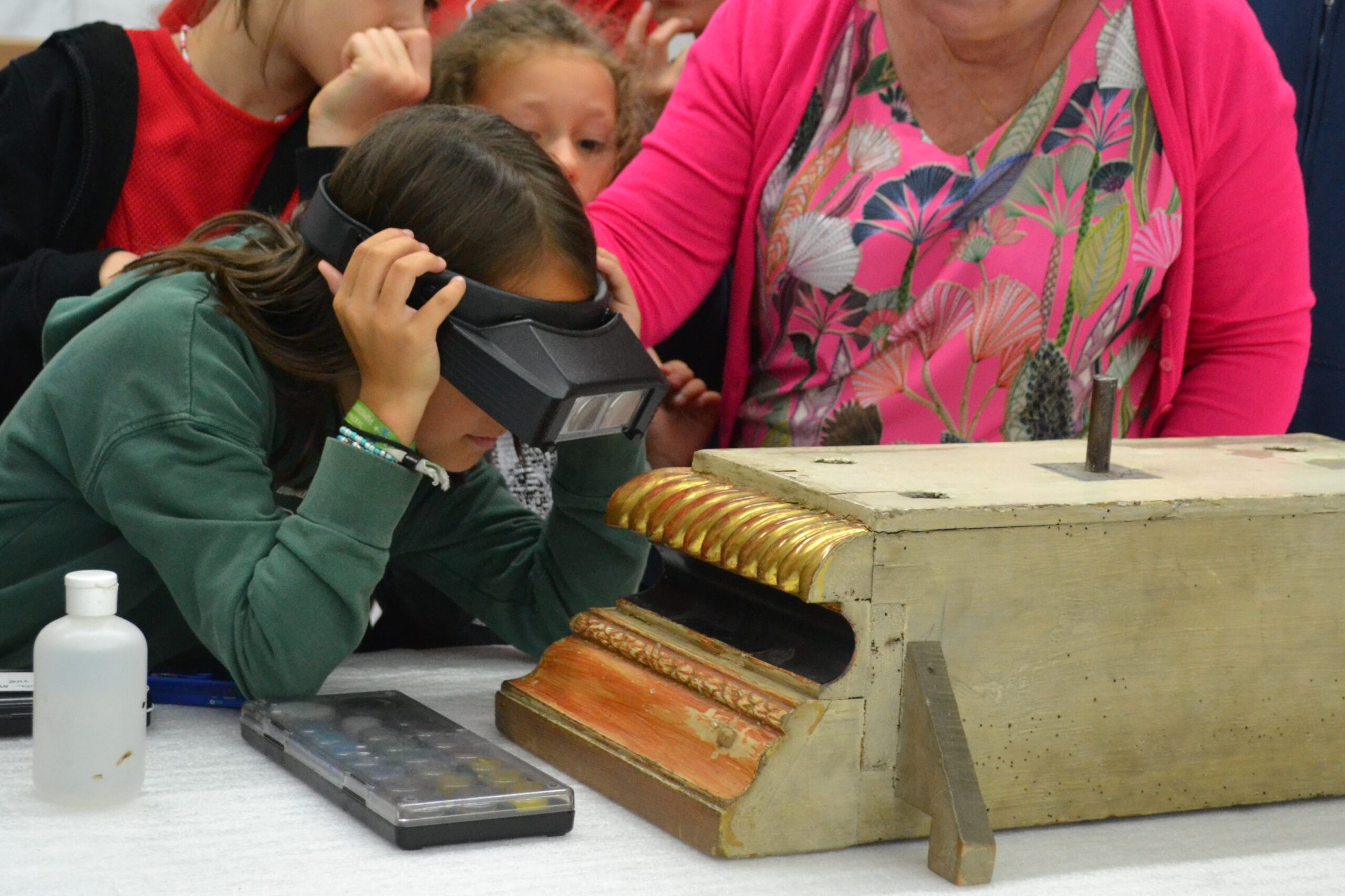 COPYR Hof van Busleyden kinderen kijken door een loepbril in een restauratieatelier